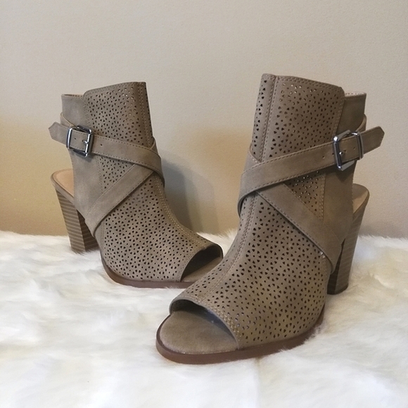 New NWOT Taupe Laser Open Toe Booties - Picture 2 of 10